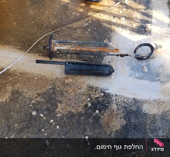 חלקי דוד שמש על הקרקע עם מים מסביב